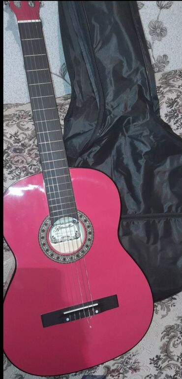 fitar gitara: Hediye gelib.1 defe bele istifade olunmayıb.Çalmağa dırnaqlarıda