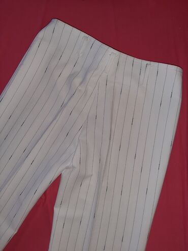 ženske pantalone i prsluk: Elegantne bele pantalone sa crnim prugicamablago zvonaste,vel