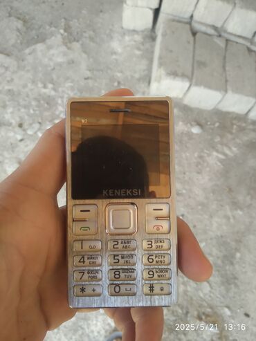 narda kredit 1 azn: Keneksi firmasının düyməli telefonu. Gümüşü rəngdədir, yığcam ölçüsü