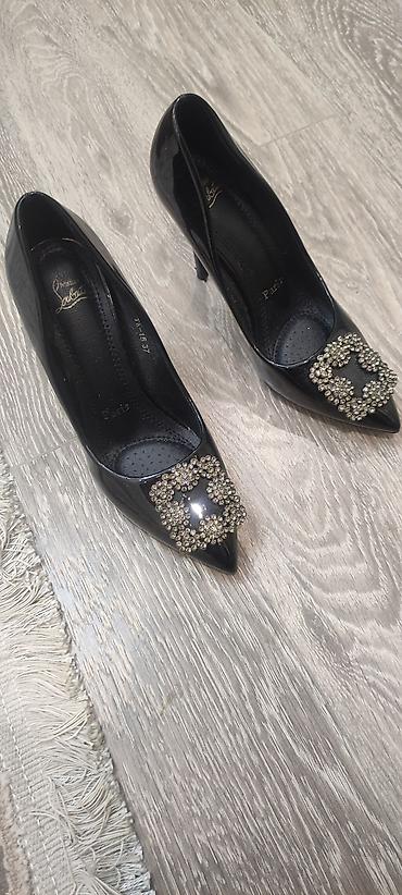 Tuflilər: Məhsul: Qadın klassik tufli (stiletto) - Rəng: Qara, laklı (parlaq) - — 1