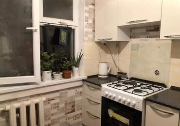 сколько стоит трехкомнатная квартира в бишкеке: 3 комнаты, 58 м², 104 серия, 3 этаж, Старый ремонт