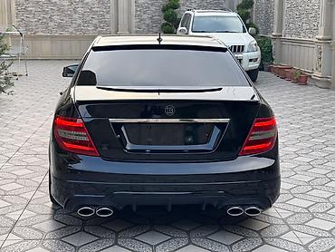 smart avtomobil: Mercedes-Benz C‑Class sedan, qara rəng, AMG üslublu eksteryer paketi — 7