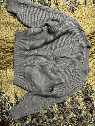 женские длинные перчатки: Boz rəngli qadın kardiqanı - Model: qollu, V-yaxa, düyməsiz (açıq)