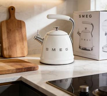 Чайник со свистком Smeg 2,3литр для плиты — стильная и функциональная