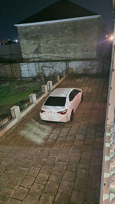 corolla 2006: Toyota Corolla, ağ rəng,sedan gövdə. I - Nömrə nişanı: 99-KY-573 — 2
