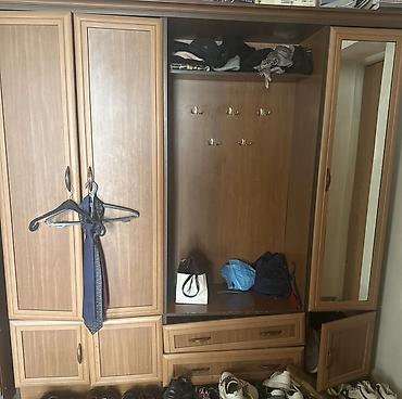 Kombinə edilmiş dəhliz mebeli – şkaf, asılqan və güzgülü bölmə -