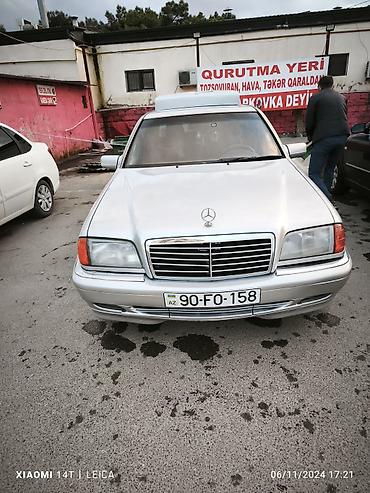 mercedes benz e class w211: Mercedes-Benz sedan, gümüşü rəng. Nömrə: 90-FO-158 (AZ). Klassik — 1