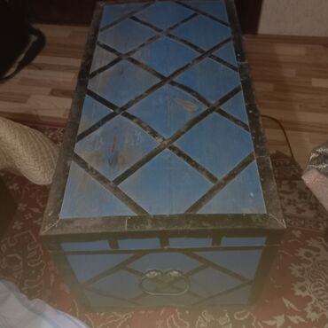 Sandıqlar: Cehizlik Sandıq satılır. - 1950-ci illərə aiddir. - Açarla bağlanır — 4