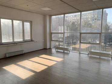Здания: Сдаю Офис, 420 м², В административном здании, С видом на горы, 1 линия, С оборудованием
