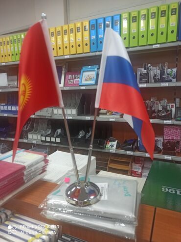 купить новый флаг кыргызстана: Набор настольных флагов включает флаги различных стран, таких как