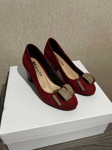 Другая женская обувь: Замшевые красные туфли, черные лодочки с прозрачными вставками и