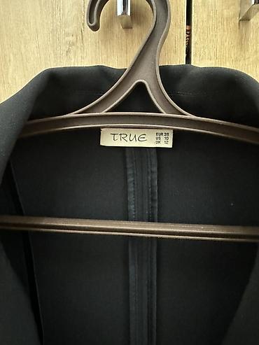 накладной карман: Жилет женский TRUE - Цвет: черный - Крой: удлиненный, прямой силуэт - — 3