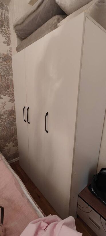 xacmazda tecili satilan evler: Ağ rəngdə mebel .3 qapılır.Ideal vəziyyətdədir .Evdən təcili çıxırıq