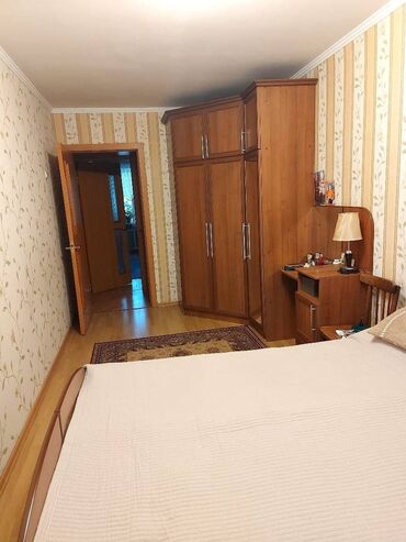 срочно продаётся 1 комнатная квартира в районе ошского рынка по улице молодая гвардия: 3 бөлмө, 60 кв. м, 104-серия, 3 кабат, Евроремонт