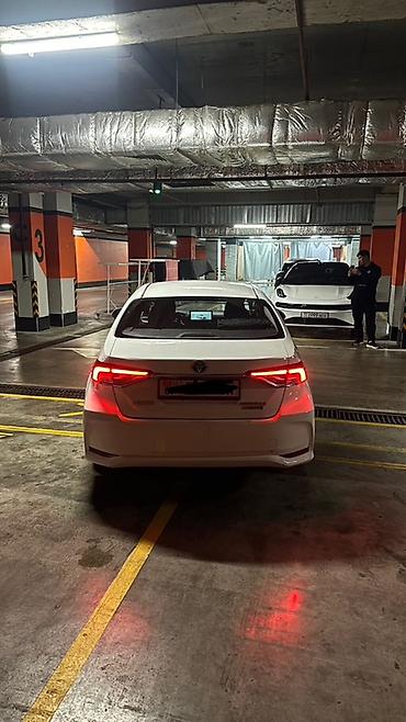 techno spark: Toyota Corolla: 2023 г., 1.8 л, Автомат, Гибрид, Седан — 4
