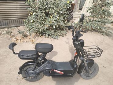скутеры электронные: Продаю электро скутер🛵 На ходу💯 Надо поменять батарею.сейчас заряд