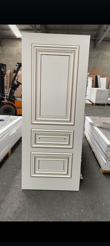 Otaq qapıları: Ağ rəngdə, klassik üslubda qapı. Qapının üzərində zərif oymalar var — 11