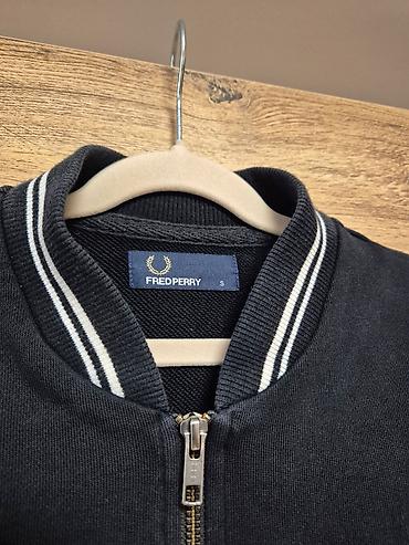 hugo ljubav duks: Prodajem Fred Perry duks na rajsferšlus. Veličina: S Crna boja sa — 2