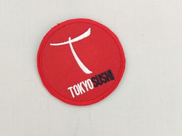 Okrągła naszywka z logo Tokyo Sushi. Naszywka jest w kolorze czerwonym