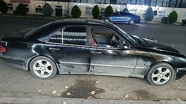 salon 06: Mercedes-Benz E-Class: 3.2 l | 2001 il Sedan — 2