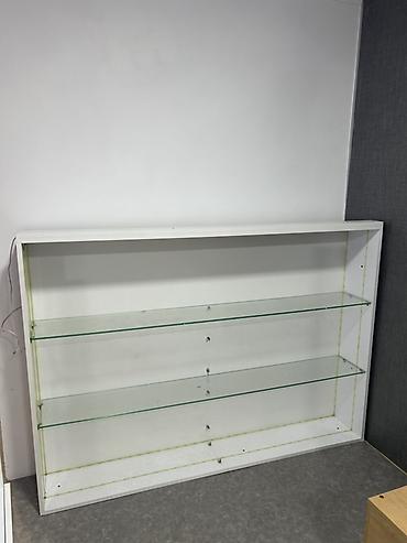 Витринная тумба для магазина/шоурума. - Корпус: белый ЛДСП. - Полки