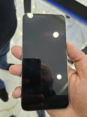 video isiq: Smartfon – metal çərçivəli, şüşə arxalı, düz kənarlı korpus. Ön — 3