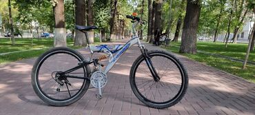 горный спортивный велосипед: Горный велосипед серебристого цвета. 4500с