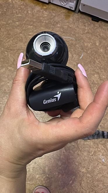 webcam: Веб-камера Genius с проводным подключением по USB. - Компактный — 1