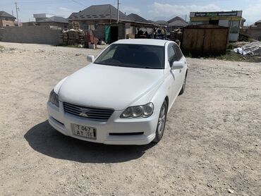 купить кожаные сиденья для авто бу: Белый седан Toyota Mark X, оснащенный черным кожаным салоном с
