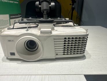vga кабель: Портативный проектор CANON в БЕЛОМ корпусе. Оснащен множеством
