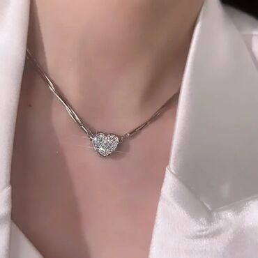 nakit za haljine: Vrlo elegantna ogrlica sa srcem koje se spaja na magnet. Duzina
