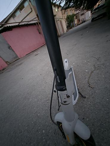 30: Ninebot elektrik skuteri - Rəng: boz/gümüşü gövdə, qara sükan; sarı — 7