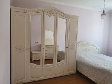 спальный гарнитур италия цена: Спальный гарнитур, Двуспальная кровать, Шкаф, Комод, цвет - Бежевый, Б/у