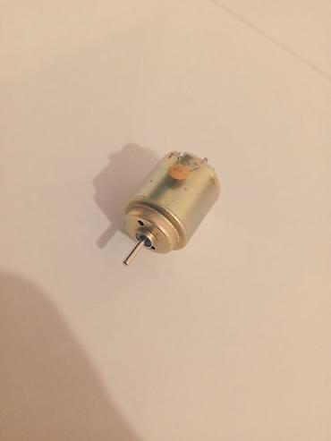 ucuz su: Kiçik ölçülü elektrik mühərriki (DC motor). Silindrik metal gövdəyə — 2
