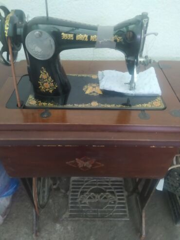 ручная швейная машинка старого образца: Продаётся старая добрая швейная машинка Зингер