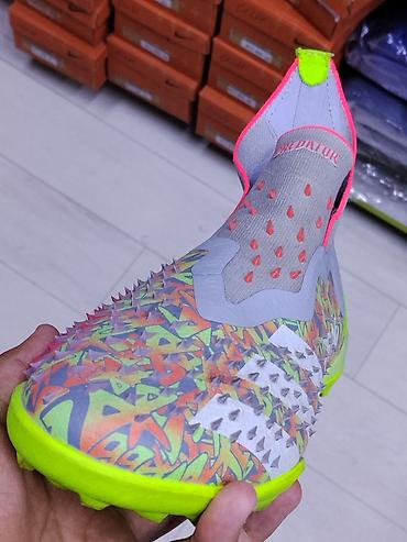 Футбольные бутсы/сороконожки Adidas Predator (бесшнурочная версия). -