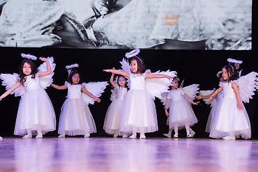 Прокат детских карнавальных костюмов: Сдаются на прокат белые блестящие детские платья на 5-7 лет. платье на — 7