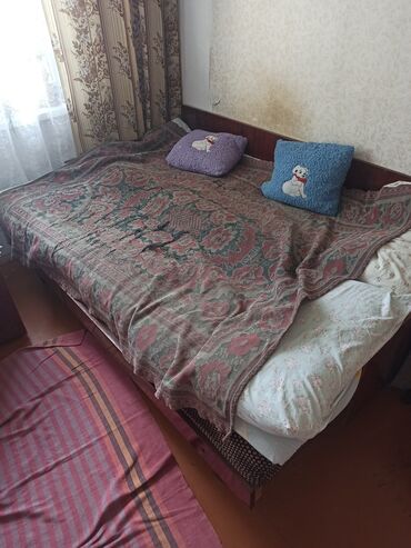 кровати полуторка: Кровать с деревянным каркасом, широким спальным местом и высоким