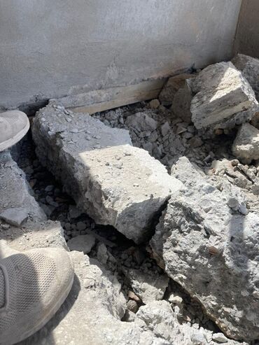 Демонтажные работы: Разбор полов, Снятие потолков, Снос стен | Гипсокартонная стена, Демонтаж встроенных шкафов, Снос перегородки | Зачистка от старых обоев, Сбивка старой штукатурки, Снятие побелки | Демонтаж линолеума, Демонтаж плинтуса, Демонтаж кафельной плитки | Кровля из профнастила, Крыша из шифера, Металлочерепичная кровля Больше 6 лет опыта — 19