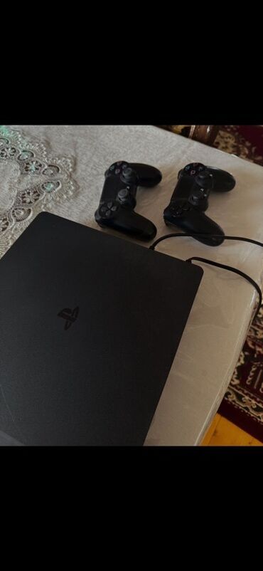 Bu, iki ədəd DualShock oyun pultu ilə birlikdə "PlayStation 4" oyun