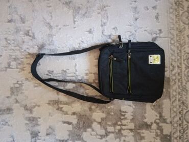 женская спортивная сумка для фитнеса: Продаю черную, удобную, хорошую барсетку, поместиться практически все