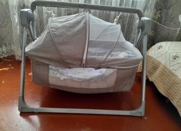 Beşiklər: Oğlan və qız üçün, Beşik, Matras ilə, Yellənmə mexanizm ilə