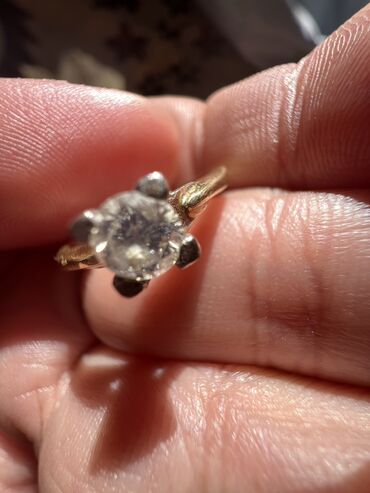 золотое кольцо с бриллиантом: Продаю шикарное золотое 585 * пробы бриллиантовое (0,4) помолвочное