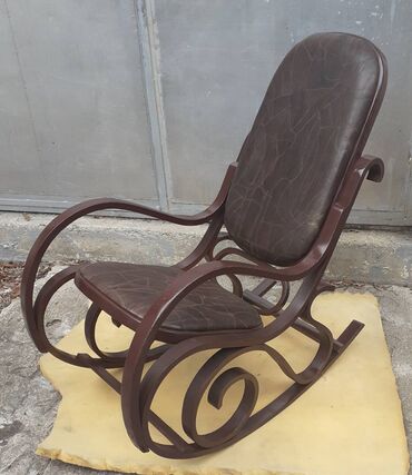 Stolica za ljuljanje. Prelepa drvena stolica za ljuljanje. Moguća