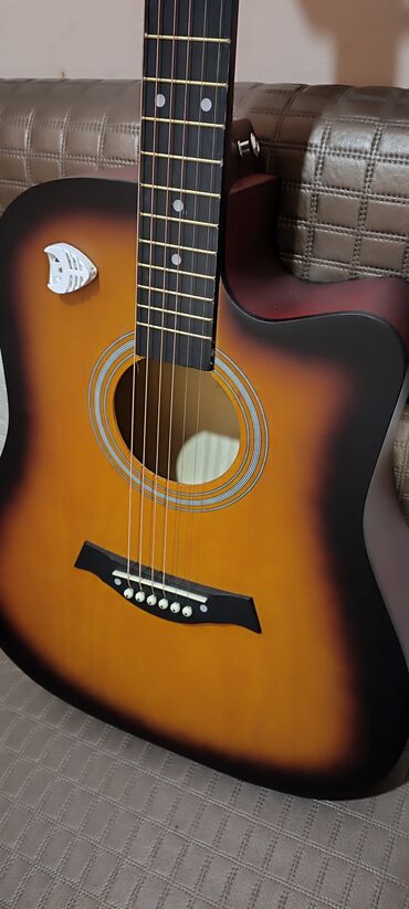 Гитары: Акустическая гитара с вырезом (тип корпуса Dreadnought Cutaway), 6 — 3