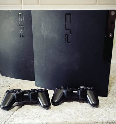PS3 (Sony PlayStation 3): Две приставки. одна не включается на запчасти. вторая включается через