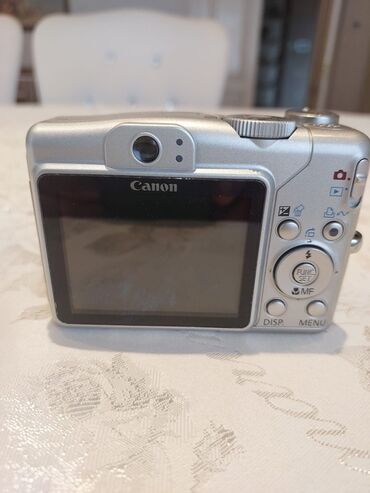 Boşqablar: Canon brendinin rəqəmsal kamerası. Bu gümüşü rəngli kamera kiçik