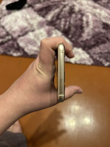 Digər mobil telefonlar: Smartfon – qızılı rəngdə Xüsusiyyətlər və dizayn: - Ekran: tam ön — 4