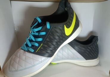 Бутсы: Продаю зальники фирмы Nike lunar gato размер 39-40 писать на Ватсап