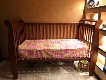 Детские кровати: Продаю детскую кровать! -Дерево массив -Цвет темный дуб -Размер